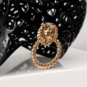 NWOT Lion Earrings (goldtoned)